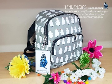 Mochila mini gris pingüinos