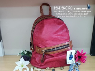 Mochila símil piel roja